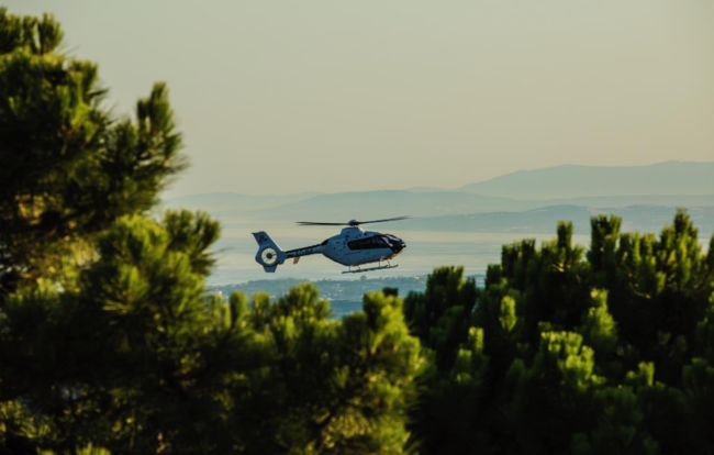 La Zagaleta cung cấp dịch vụ an ninh và đi lại bằng du thuyền, máy bay hoặc trực thăng 24/7 cho cư dân.