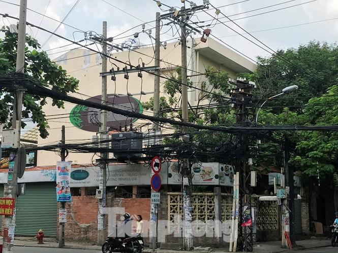 Thời gian qua, xảy ra nhiều vụ tai nạn điện, cháy nổ liên quan đến đường dây điện trên cao ở TPHCM gây thiệt hại tài sản và gây hoang mang cho người dân.