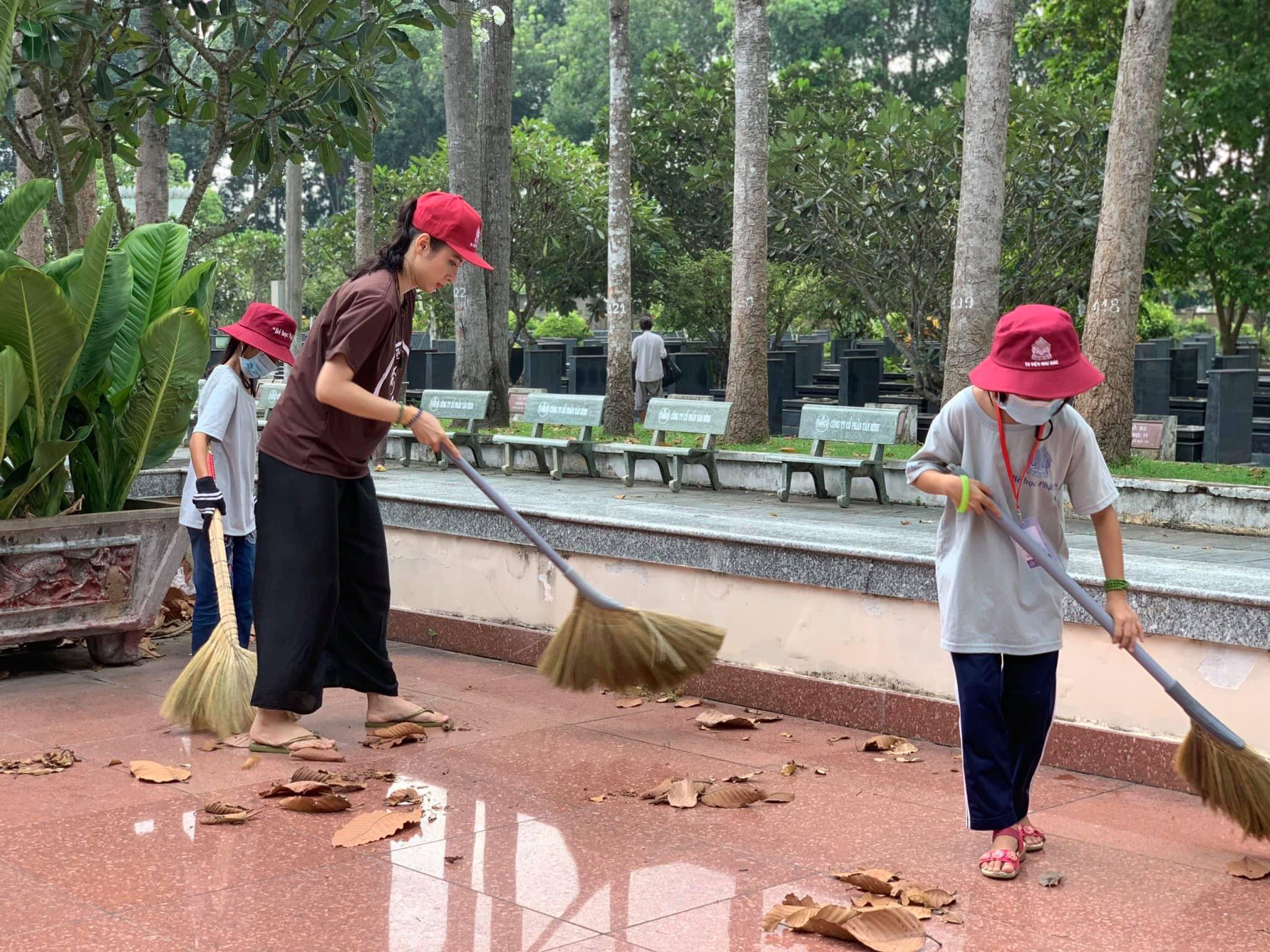 Angela Phương Trinh ăn mặc giản dị&nbsp;tham gia hoạt động tình nguyện.