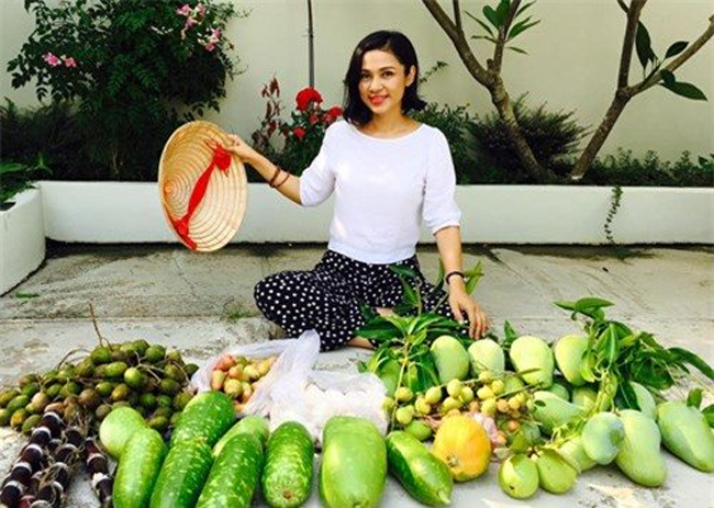 Một bà mẹ đơn thân nổi tiếng khác là nữ diễn viên Việt Trinh. Cô sống cùng con trai ở một căn nhà ngoại ô rộng rãi, với vườn hoa trái sum suê.