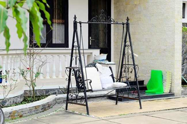 Chiếc ghế xích đu đặt ngoài sân vườn là nơi giúp nữ diễn viên và con trai thư thái.