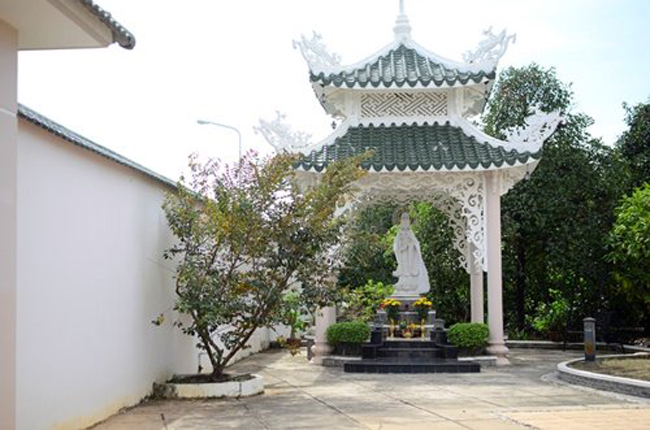 Theo Phật Pháp nên Việt Trinh để một không gian riêng thờ Quan Thế Âm Bồ Tát.