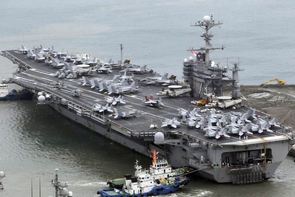 Tàu sân bay USS George Washington của Mỹ neo đậu ở TP Busan - Hàn Quốc Ảnh: AP