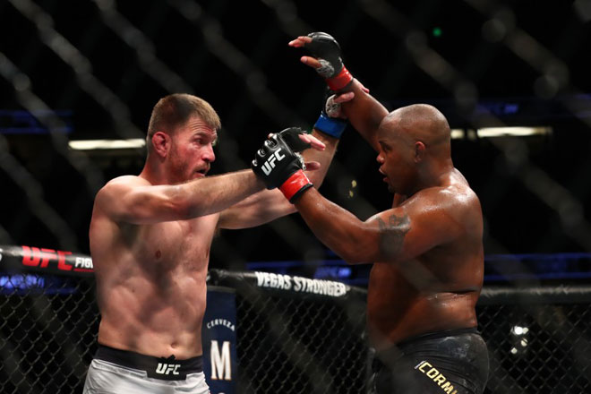 Miocic (quần trắng) knock-out Cormier ở hiệp 4