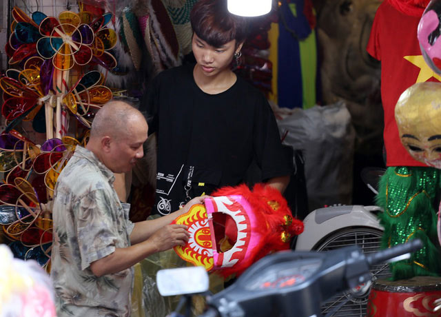 Ông Tuấn - một người dân ở phố Hàng Mã - cho hay: "Đồ chơi Trung Quốc mỗi mùa Trung thu không còn sức hút đối với người dân nữa bởi các đơn vị trong nước cũng đưa ra nhiều mẫu mã, sản phẩm độc đáo, bắt mắt không kém".