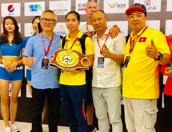 Hà Thị Linh xuất sắc giành đai vô địch chuyên nghiệp WBO khi chỉ mới sinh con gái được 16 tháng