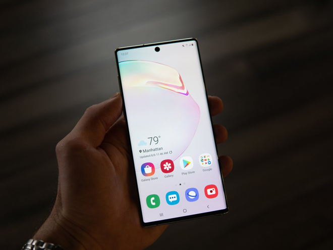 Galaxy Note10+ có nhiều camera hơn, màn hình to hơn, pin lớn hơn, nhiều bộ nhớ trong hơn iPhone Xs Max.