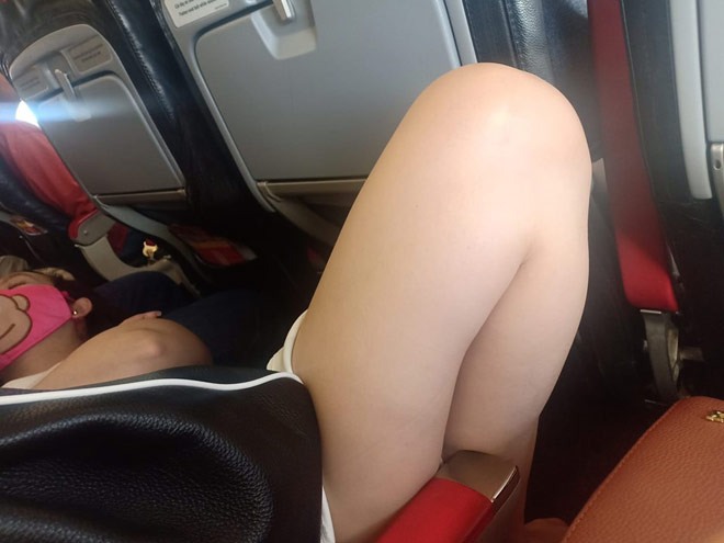 Cô gái nằm ngửa trên máy bay, gác chân lên người khác gây bức xúc - 1