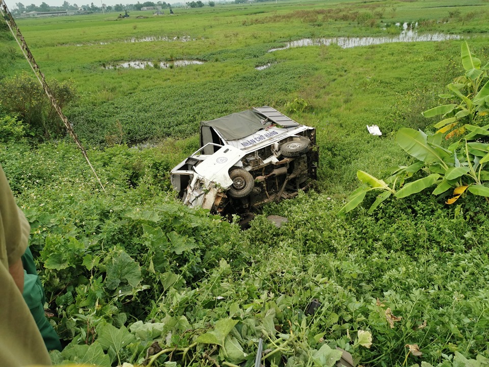 Chiếc xe ô tô tải bị nát bét đầu sau vụ tai nạn. Ảnh Tiến Hải