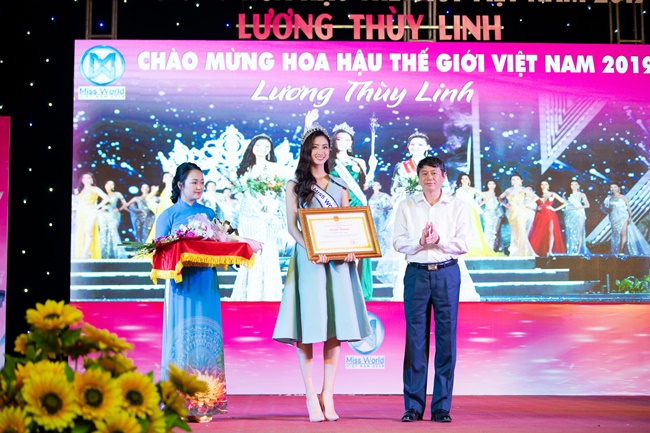 Lương Thùy Linh được tỉnh Cao Bằng trao tặng giấy khen danh dự.