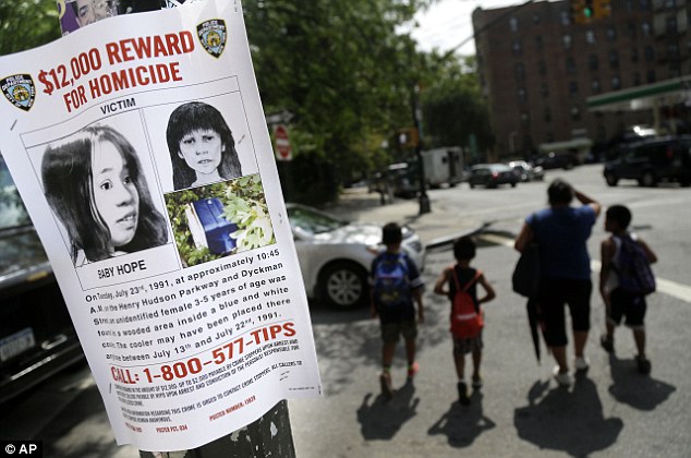 &nbsp;Hình ảnh phác thảo khuôn mặt của bé gái và thông tin về vụ án được rải khắp New York.