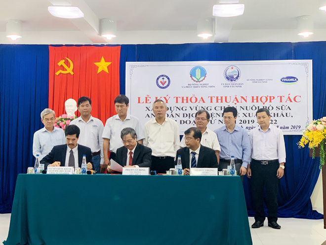 Lãnh đạo Cục Thú y, Sở NN&amp;PTNT tỉnh Tây Ninh và Công ty Vinamilk ký kết thỏa thuận hợp tác xây dựng vùng chăn nuôi bò sữa an toàn dịch bệnh (giai đoạn 2019 – 2022)