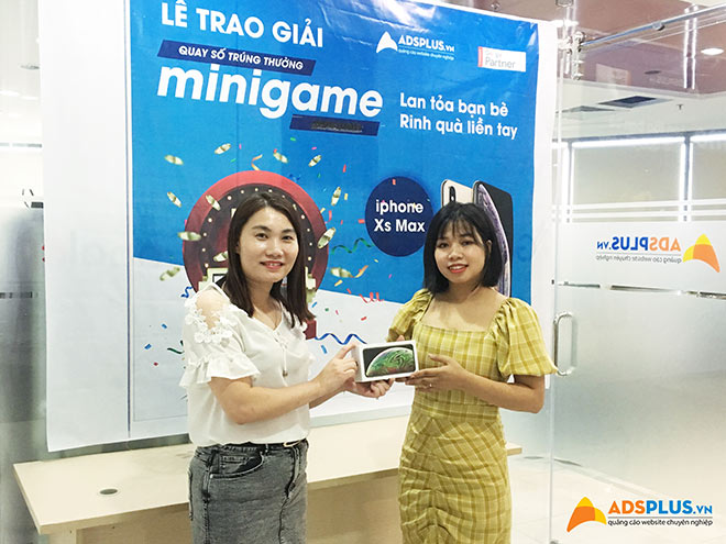 ADSPLUS trao tặng Iphone Xs Max tới chị Mai Thị Quyên