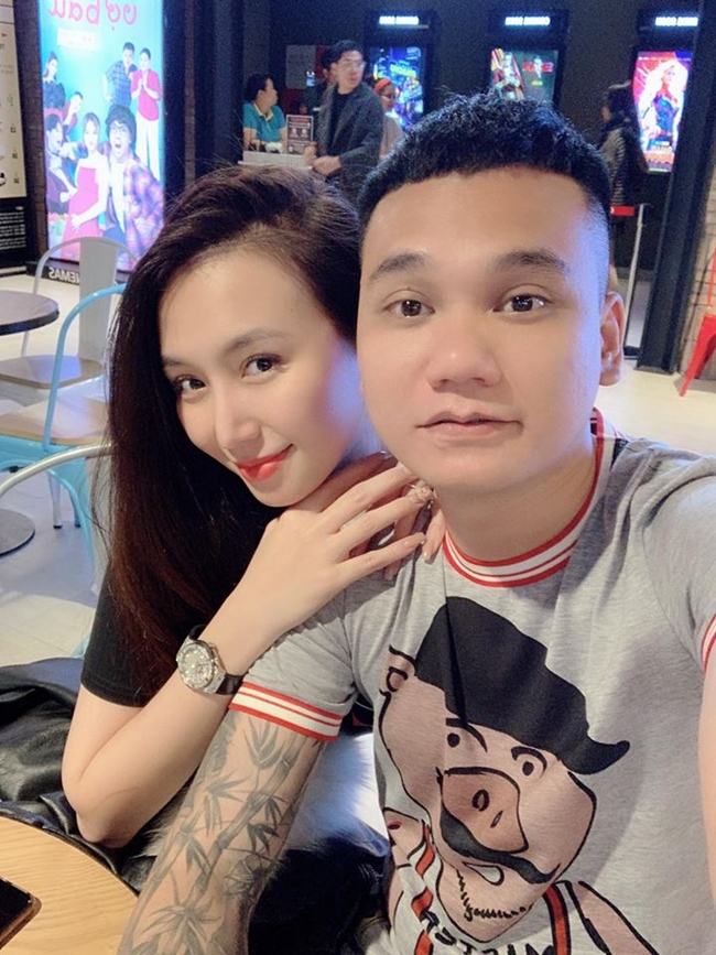 Khắc Việt kết hôn năm 2018 với DJ Thanh Thảo (Thảo Bebe). Bà xã giọng ca "Yêu lại từ đầu" sở hữu gương mặt đẹp, thân hình gợi cảm.