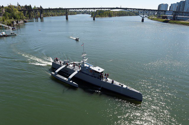 Tàu không người lái Sea Hunter, nguyên bản cho mẫu chiến hạm không người lái sắp tới của Hải quân Mỹ (Ảnh: The Sun)