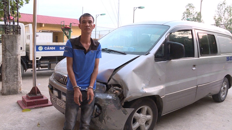 Nguyễn Văn Lưu cùng chiếc xe ô tô gây tai nạn.