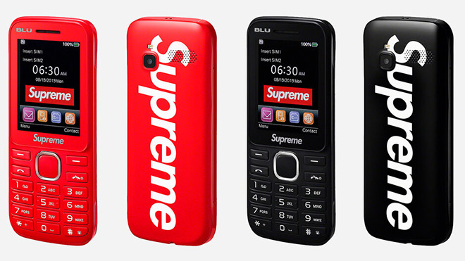 Chiếc điện thoại cục gạch được khoác trên mình thương hiệu Supreme.