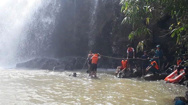 Lực lượng chức năng đã tìm thấy thi thể 3 nạn nhân tử vong tại thác nước.