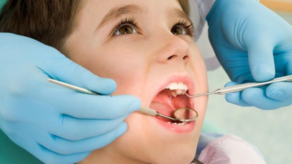Đưa trẻ đi khám răng định kỳ, để đảm bảo sự phát triển ổn định răng rữa của trẻ. Ảnh: TL