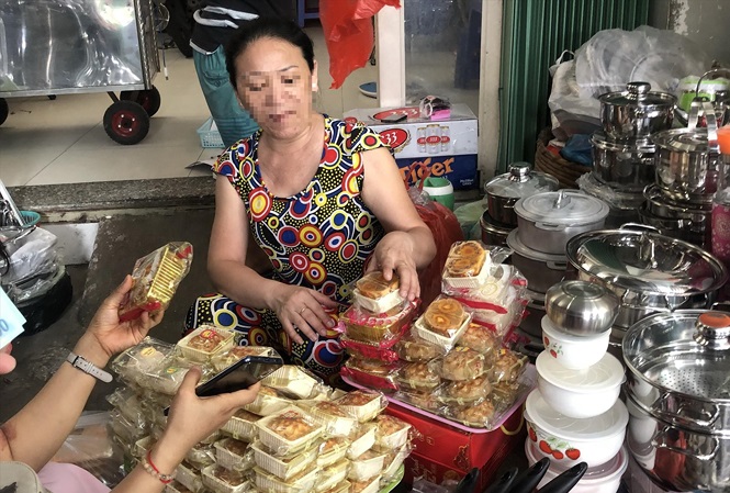 Bánh trung thu “3 không” được quảng cáo “nhà làm” bán tại chợ Hòa Hưng (ảnh chụp trưa 17/8)