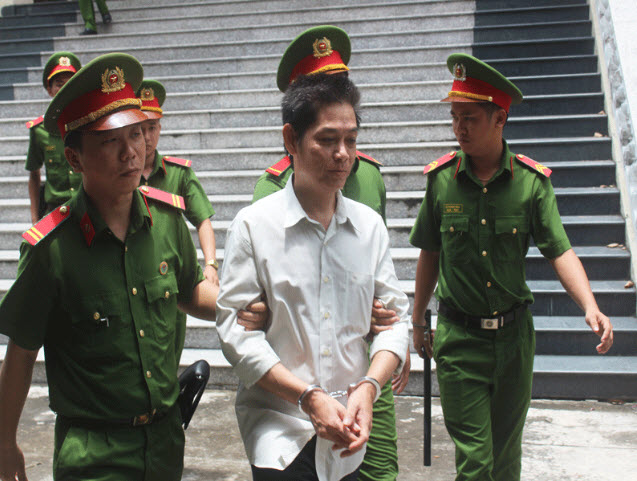 Bị cáo Trần Thành Hổ bị dẫn giải về trại giam sau phiên xử sơ thẩm