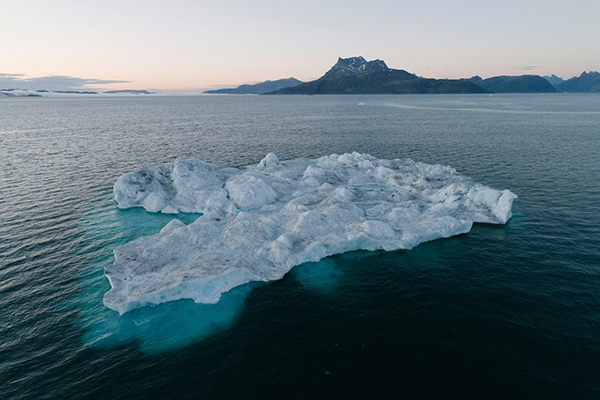 Một tảng băng trôi bên núi Sermitsiaq trên đảo Greenland. Băng tuyết là một trong những đặc điểm nổi bật nhất của hòn đảo này. Ảnh: CNN.