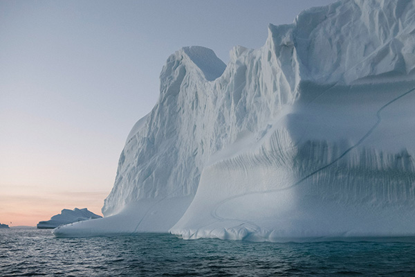 Những tảng băng ở Greenland được các nhà khoa học coi là dấu hiệu rõ nhất về sự nóng lên của Trái Đất. Một số tảng băng trôi ở Greenland trở thành địa điểm thu hút khách du lịch. Trong hình là một tảng băng trôi qua vịnh Ilulissat nổi tiếng, vịnh băng này đã được UNESCO công nhận là di sản thế giới. Ảnh: CNN.