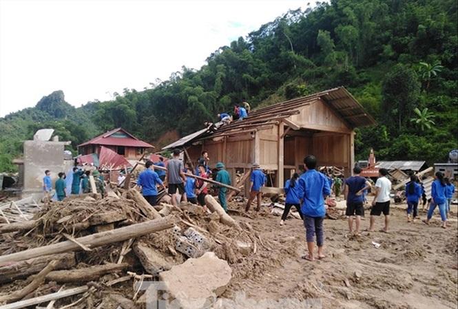 Đoàn viên thanh niên hỗ trợ người dân Sa Ná xây dựng lại nhà sau lũ. Ảnh: Hoàng Lam