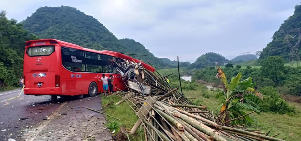 Phần đầu xe khách hư hỏng nặng sau vụ tai nạn. Ảnh: T.M