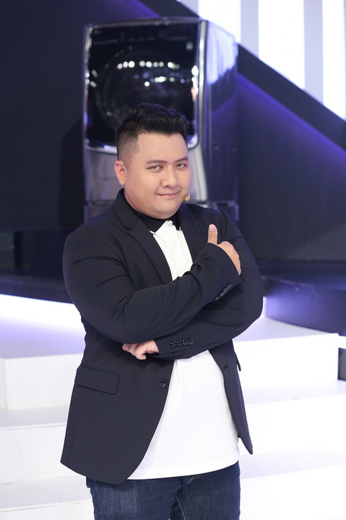 Diệp Tiên là đạo diễn có tiếng trong nghề, hơn Puka 7 tuổi. Anh là người đứng sau rất nhiều tiết mục đình đám và được khán giả biết đến là con trai NSND Diệp Lang- nghệ sĩ cải lương nổi tiếng.