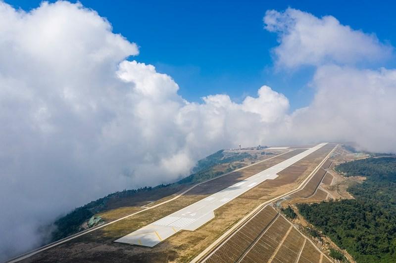 Sân bay nằm ở độ cao 1.770m so với mực nước biển.