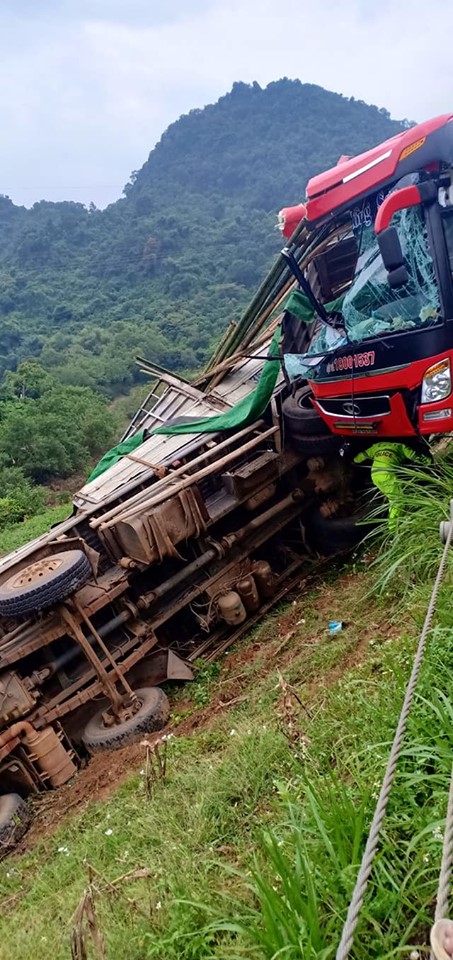 Xe tải lao xuống vệ đường sau va chạm