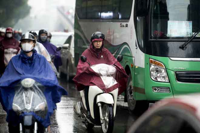 Hà Nội tắc đường khủng khiếp, người dân &#34;chôn chân&#34; dưới mưa - 3