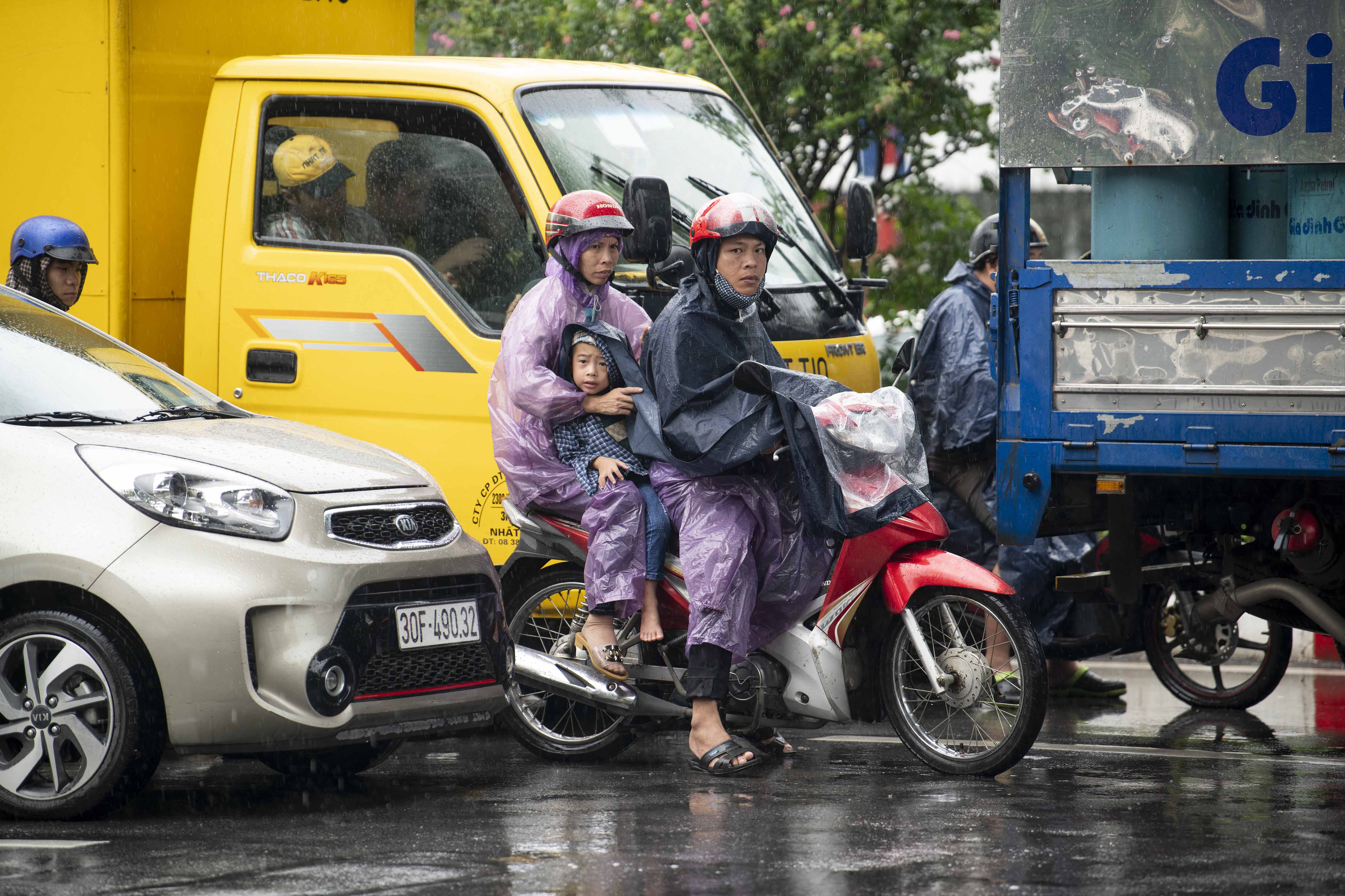 Mưa lớn khiến cho người dân đi lại vào giờ cao điểm sáng khó khăn hơn.