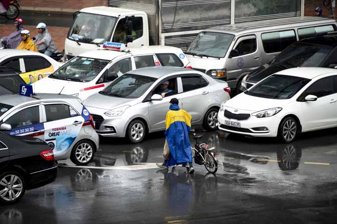 &nbsp;Nhiều người di chuyển xe máy cố gắng len lỏi để vượt qua những con đường cấm, khiến tình trạng giao thông càng trở nên hỗn loạn