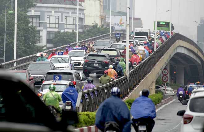 Hàng dài các phương tiện trên cầu vượt giao nhau giữa Lê Văn lương và Láng Hạ.