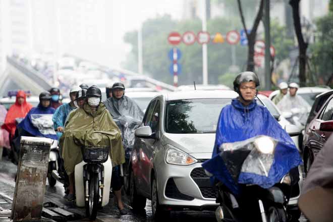 Đến khoảng 10h trưa cơn mưa vẫn không&nbsp;giảm, khiến các con đường&nbsp;trong tình trạng tắc nghẽn nghiêm trọng.