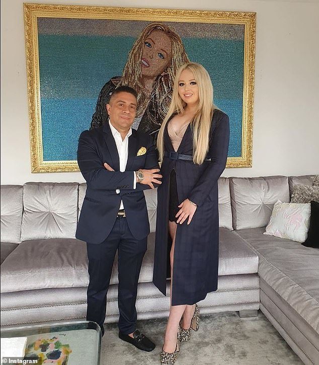 Tiffany Trump khoe tthân hình quyến rũ nóng bỏng bên nghệ nhân Mauricio Benitez và bức tranh chân dung của cô làm từ đá quý (Ảnh: Instagram)