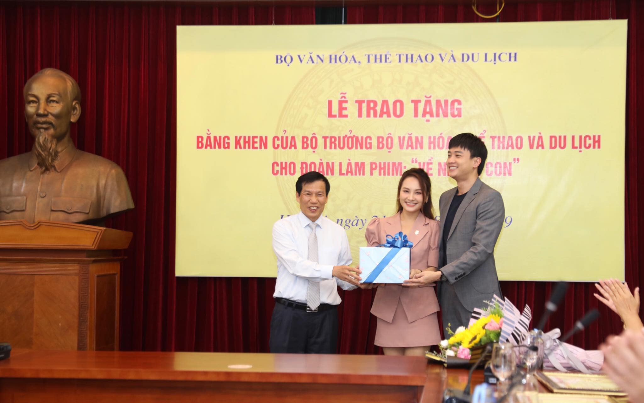 Vũ (Quốc Trường) và Thư (Bảo Thanh) của Về nhà đi con vinh dự nhận phần quà từ Bộ Văn hóa