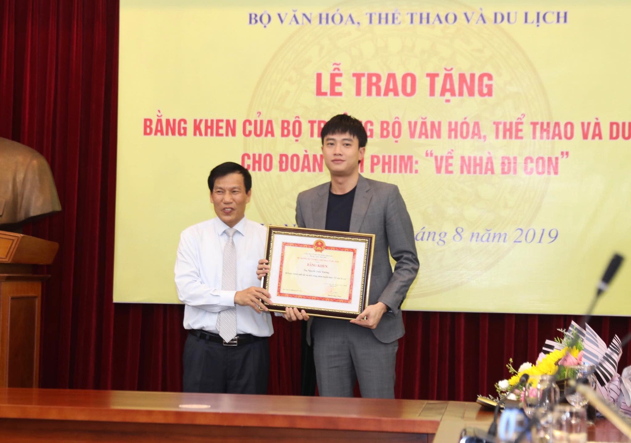 Quốc Trường, Bảo Thanh nhận bằng khen của Bộ trưởng sau phim &#34;Về nhà đi con&#34; - 1