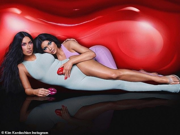 Chị em nhà Kim Kardashian và Kylie Jenner xuất hiện ấn tượng trong quảng cáo sản phẩm mới.