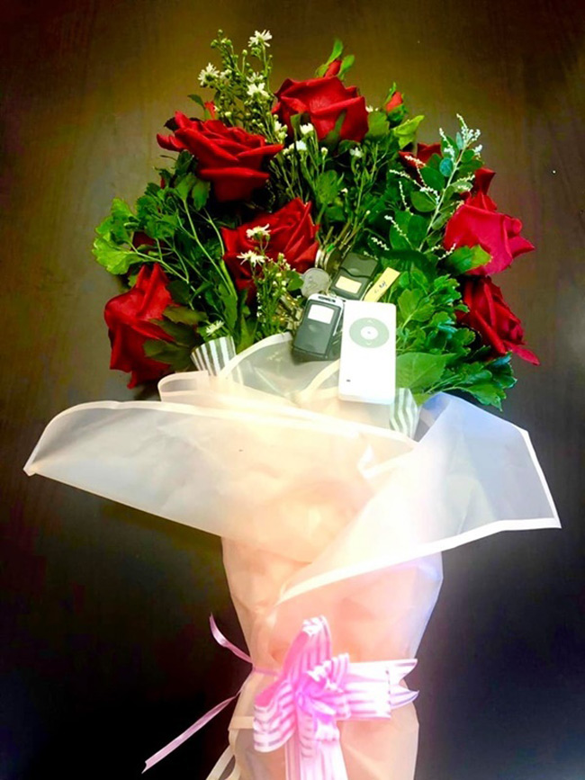 Ông xã doanh nhân đã bí mật gửi chiếc chìa khóa căn biệt thự mới vào trong bó hoa hồng tặng Kim Chi trong ngày sinh nhật.