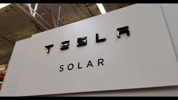 Pano năng lượng của Tesla bị cáo buộc gây ra hàng chục vụ hỏa hoạn ở các cửa hàng của Walmart (Ảnh: CBS)