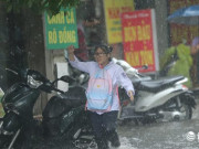 Tin tức trong ngày - Hà Nội: Mưa lớn đúng lúc nghỉ trưa, nhiều người phải &quot;rẽ sóng&quot; nước về nhà