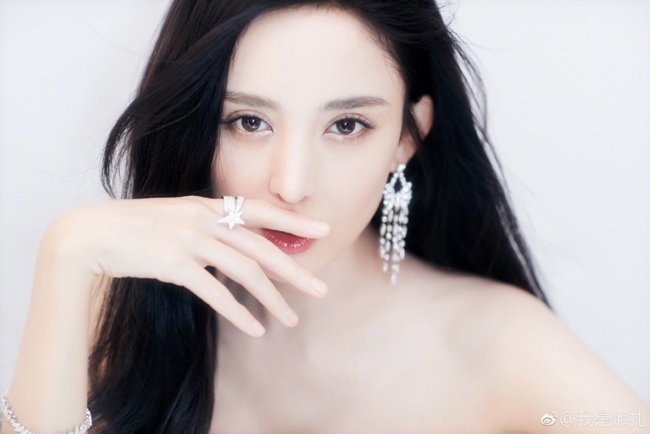 Cổ Lực Na Trát luôn có tên trong danh sách những mỹ nhân có đôi mắt đẹp nhất làng giải trí Trung Quốc. 