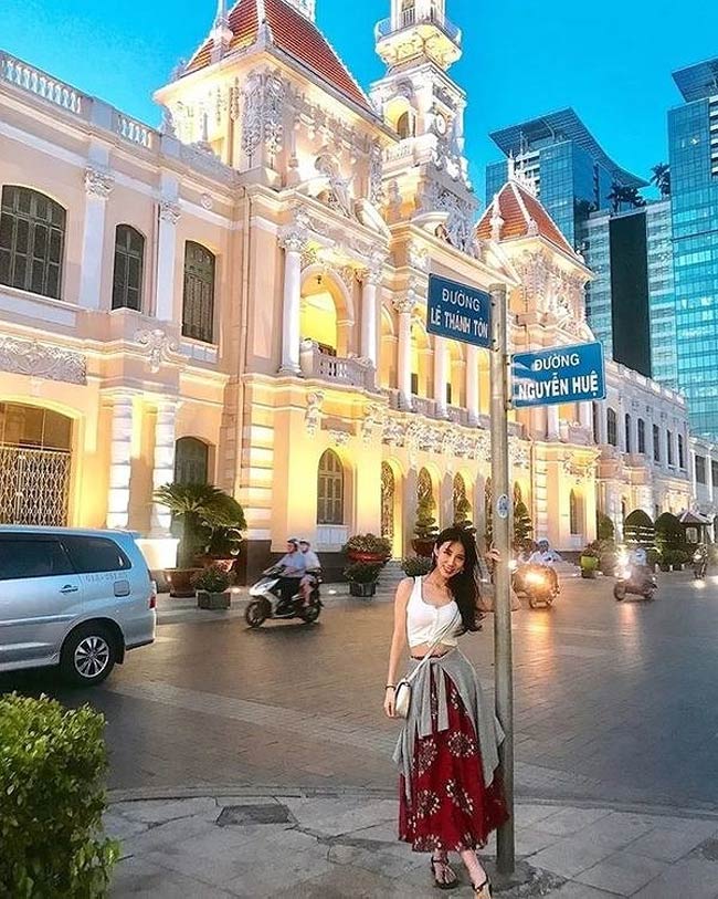Trong chuyến đi vi vu nhiều địa điểm tại Sài Gòn như: Nhà thờ Đức Bà, Bưu điện thành phố, công viên nước Suối Tiên…, Dao Dao khoe style gợi cảm.