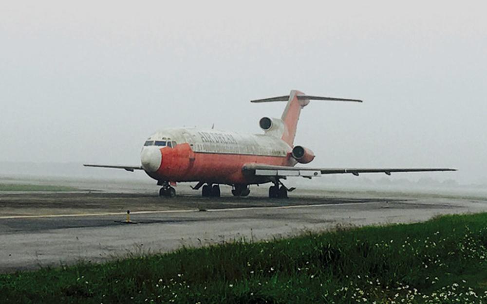 Chiếc Boeing B727 từng thuộc sở hữu của Hãng hàng không Royal Khmer Airlines (Campuchia) bị bỏ lại tại sân bay quốc tế Nội Bài từ ngày 1/5/2007