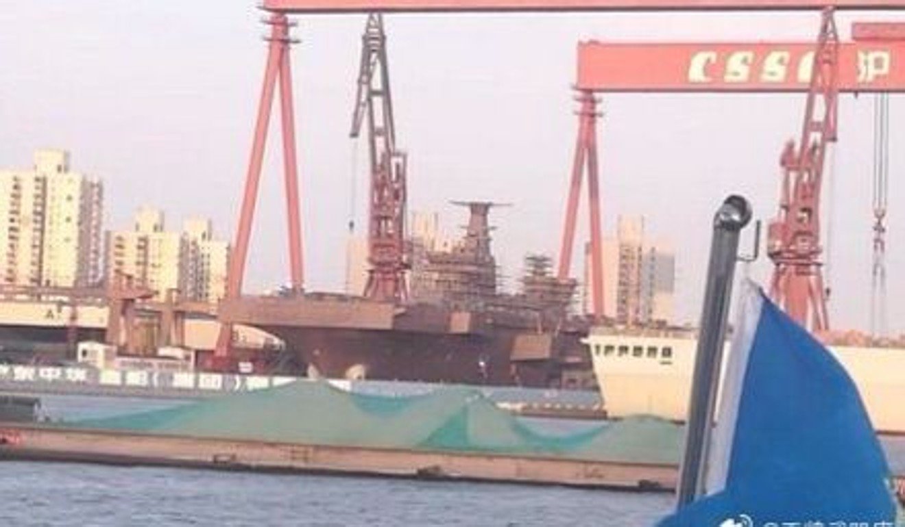 Tàu đổ bộ Trung Quốc với vẻ ngoài giống tàu sân bay.