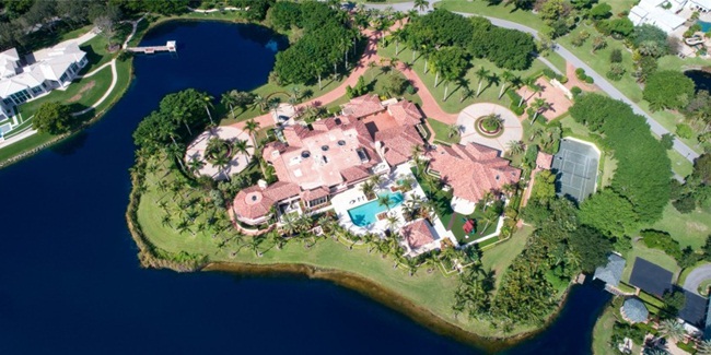 Biệt thự này rộng 2500m2 nằm ở Florida, 7 phòng ngủ và 15 phòng tắm.