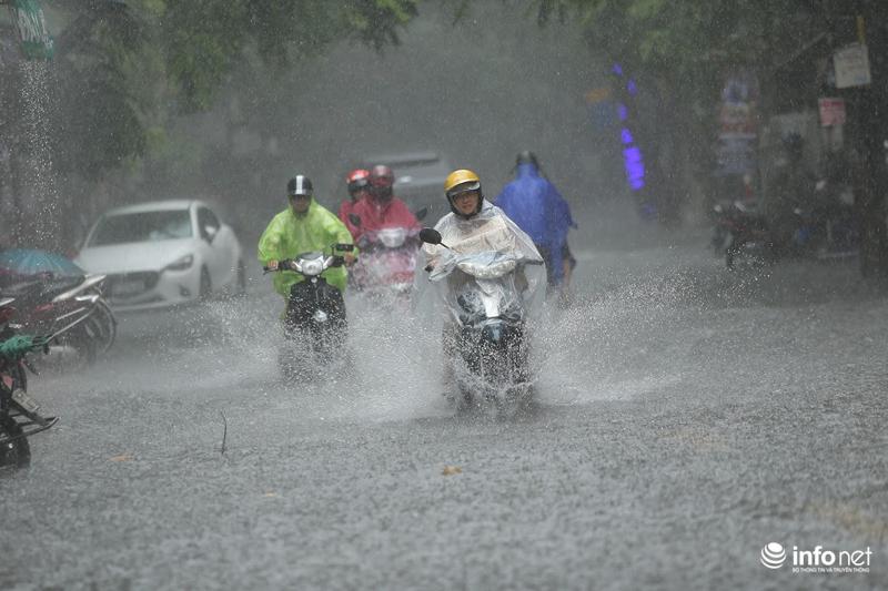 Tại phố Hoàng Văn Thái, nước ngập sâu khoảng 40-50cm, làm các phương tiện đi lại rất khó khăn.